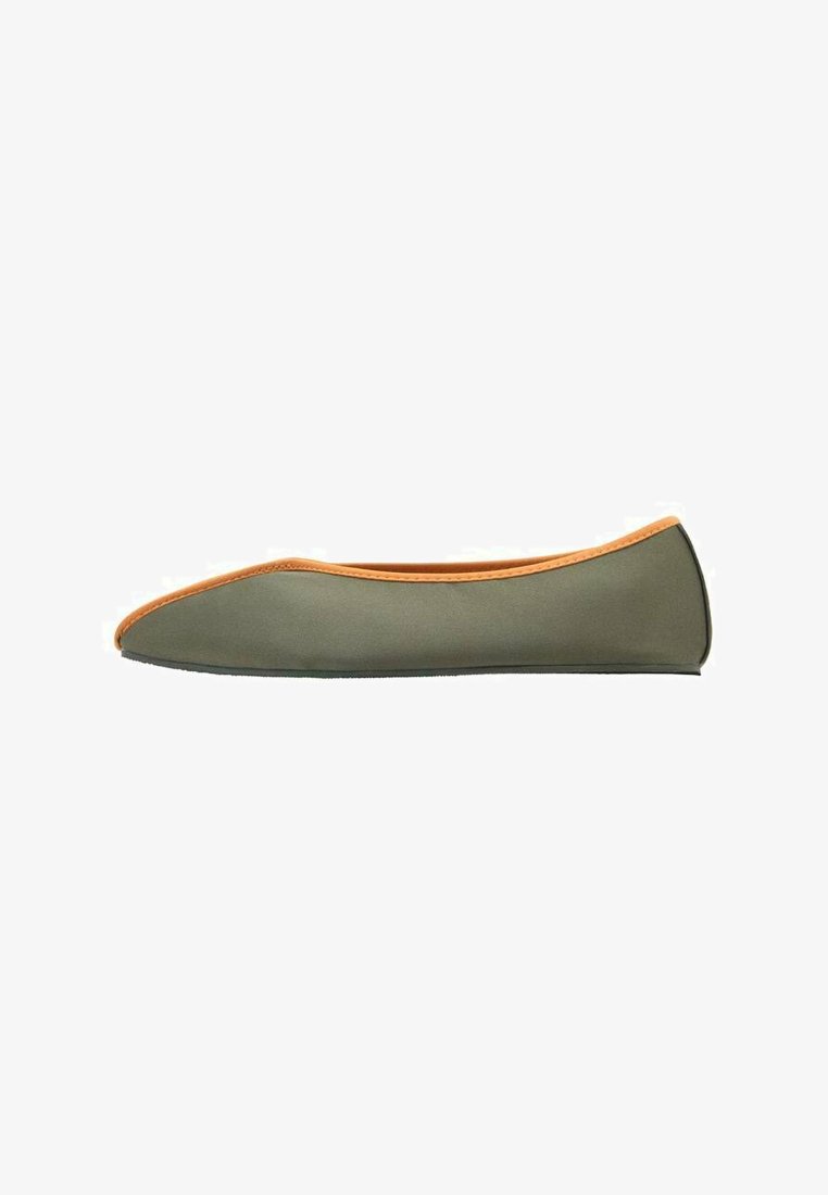 Zapato plano verde con un diseño estilizado, ribete naranja y una textura suave. Presenta una punta redondeada y una suela flexible.