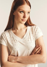 Freddy CON BORCHIE E SCOLLO A V - Camiseta estampada - star white