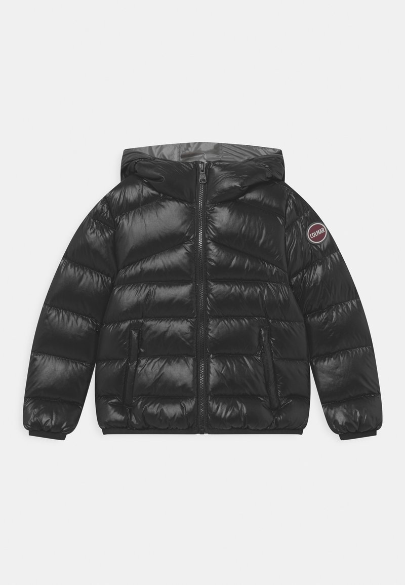 Chaqueta de plumas negra con un acabado brillante, con cierre delantero y capucha. Presenta secciones cosidas y bolsillos laterales. Logotipo en la manga izquierda.