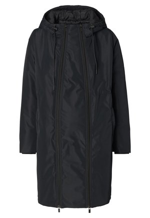 Parka noire longue avec capuche, dotée de deux poches avant zippées verticales et de cordons de serrage réglables au niveau du cou et des poignets.