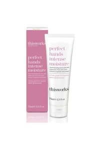 Tubetto di crema per le mani bianco con testo rosa, etichettato "Mani Perfette Intensa Idratazione." Accompagnato da una scatola rosa con testo bianco, dimensione 75ml.