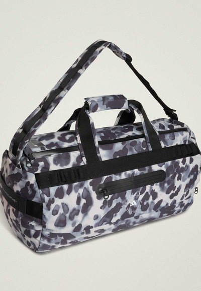 Πολύχρωμη τσάντα duffle με γκρι και μαύρο αφηρημένο λεοπάρ μοτίβο, διαθέτει διπλές λαβές, ρυθμιζόμενο ιμάντα ώμου και εξωτερική τσέπη με φερμουάρ.