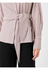 Gestreept shirt in roze met donkere strepen, met een wikkeldesign en een strikaccent in de taille, lange mouwen en knoopdetails.