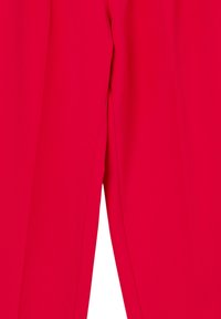 Helle rote maßgeschneiderte Hosen mit einer Mittelnahtdetails an jedem Bein, vom Bund bis zum Knöchel auf einem schlichten Hintergrund gezeigt.