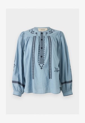 Ανοιχτό γαλάζιο μπλούζα με μακρύ μανίκι και μαύρη γεωμετρική κέντηση, με κουμπιά, σούρες στους ώμους και μανσέτες στα μανίκια.