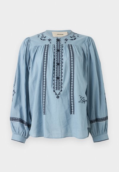 Ανοιχτό γαλάζιο μπλούζα με μακρύ μανίκι και μαύρη γεωμετρική κέντηση, με κουμπιά, σούρες στους ώμους και μανσέτες στα μανίκια.