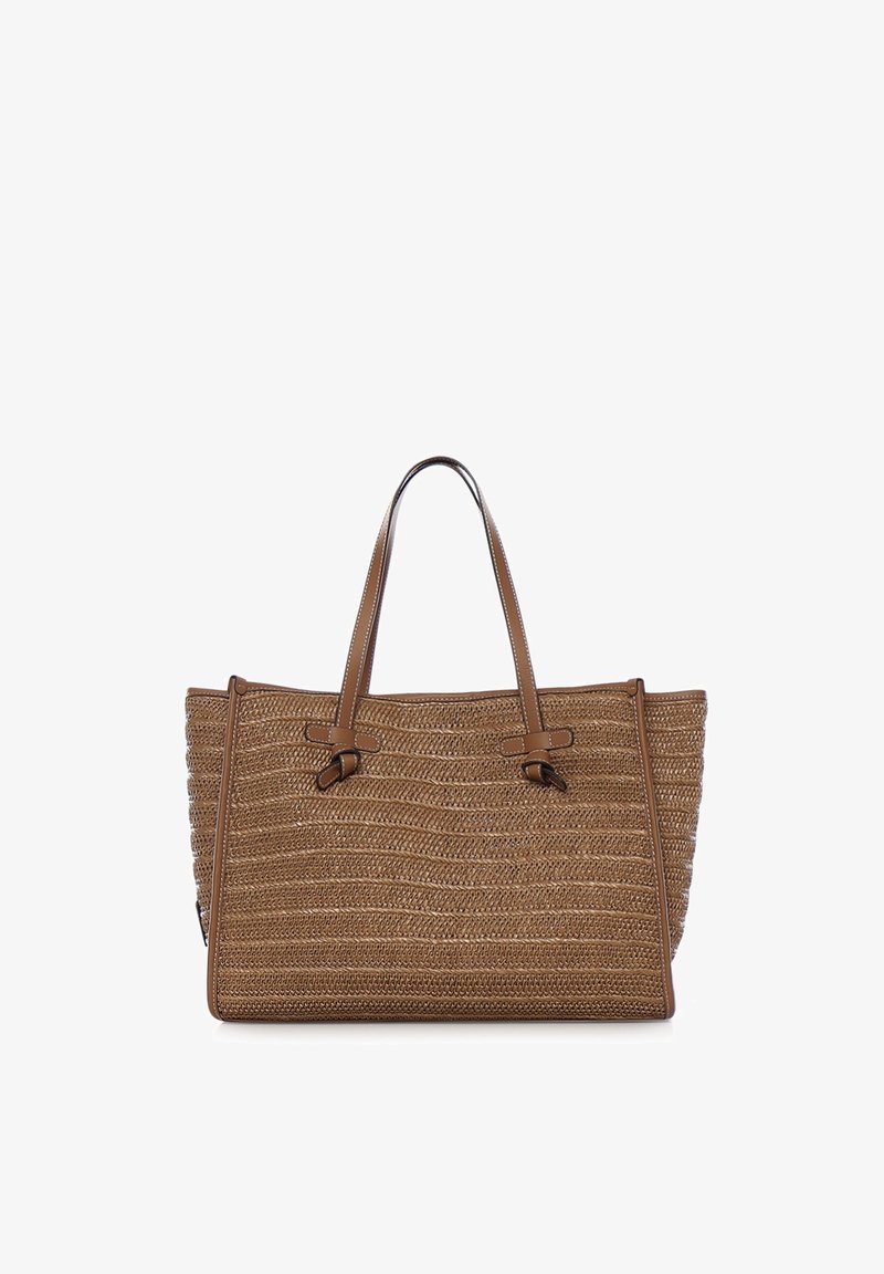 Bolso tote de paja trenzada en marrón con detalles beige, que cuenta con dos asas resistentes y un patrón texturizado y ondulado en el exterior.