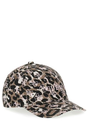 Baseballpet met bruin en zwart luipaardpatroon, overladen met lichtroze "GUESS" logo’s en verweven "G" letters in een herhalend patroon.