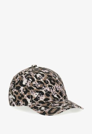 Baseballpet met bruin en zwart luipaardpatroon, overladen met lichtroze "GUESS" logo’s en verweven "G" letters in een herhalend patroon.