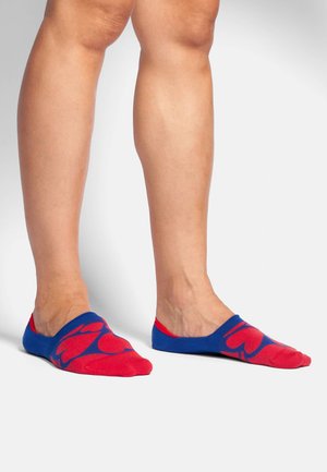 Chaussettes colorées avec une base bleue et un motif de cœurs rouges. Elles ont un design à coupe basse, fabriquées en matériau doux et extensible.