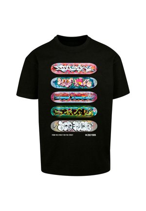 Tricou negru cu cinci plăci de skateboard ce au designuri de graffiti colorate. Textul de la baza tricoului spune "DIN STRADĂ PENTRU STRADĂ."