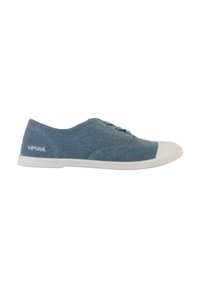Sneaker in denim leggero blu, con punta arrotondata, suola in gomma bianca e design con lacci. Marchio visibile sul lato.