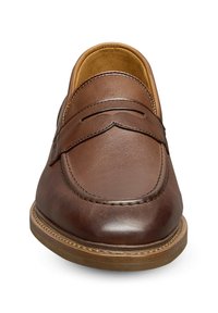 Mocassins en cuir marron avec une texture lisse, bout arrondi et détails cousus sur le devant. Intérieur beige clair et semelle en caoutchouc basse.