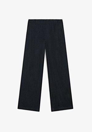 Pantaloni in denim scuro a gamba larga con una texture liscia, caratterizzati da un taglio dritto, tasche frontali e dettagli di cucitura sottili.