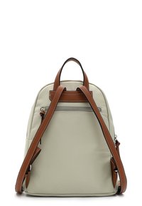 Hellgrauer Nylon-Rucksack mit braunen Lederträgern, ausgestattet mit einem Handgriff, einem Reißverschluss-Rückenfach und gepolsterten, verstellbaren Schulterriemen.
