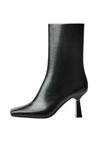 Botine negre din piele cu vârf ascuțit și toc stilat de tip block. Textură netedă cu o siluetă modernă și elegantă.