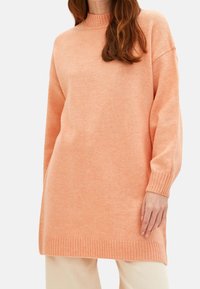 Übergrößen-Langarmpullover aus weichem Pfirsichstrick. Mit geripptem Halsausschnitt und Saum, locker sitzend und mit strukturierter Webart.