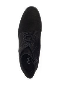 Stivale alla caviglia in suede nero con lacci e cerniera laterale, visto dall'alto, che mostra la punta arrotondata e il branding della suola interna.