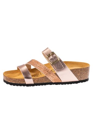 Sandalias de piel en tono rosa dorado y beige con tres tiras anchas, una de ellas con hebilla. La plantilla de corcho y la suela de goma negra ofrecen comodidad y agarre.