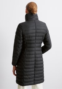 Sort dynejakke med høj krave, med vandrette quiltede paneler, lange ærmer og en glat, skinnende tekstur.