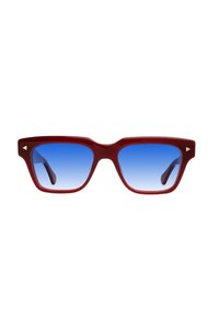 Occhiali da sole in acetato rosso con montatura quadrata e lenti blu sfumate. Accenti triangolari dorati agli angoli esterni della montatura.