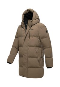 Chaqueta acolchada marrón con capucha, que presenta un cierre frontal con cremallera, detalles en negro, puños elásticos y dos bolsillos laterales. La tela parece suave y duradera.