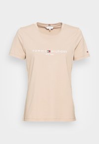 Bežové tričko s krátkým rukávem z bavlny s kulatým výstřihem, logo Tommy Hilfiger a vlajka na hrudi, malá vlajka na levém rukávu.