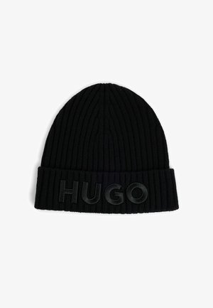 Melnā ribota adīta cepure ar paceltu maliņu, kurai ir iepresēts "HUGO" logo tumšākā nokrāsā. Mīksta tekstūra un cieši pieguļošs dizains.