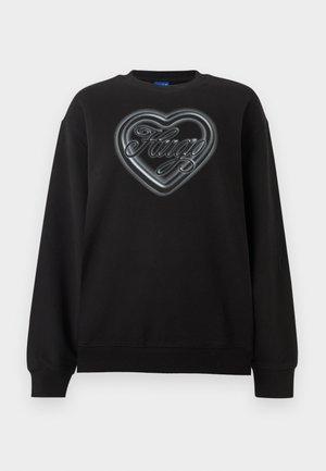 Juodas ilgomis rankovėmis džemperis su ribinėmis rankogaliais ir apačia, centre puikuojasi metalinio sidabro širdies dizainas ir kursyvus užrašas „Hugo“.