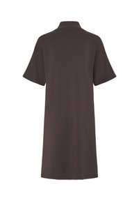 Robe marron à manches courtes avec un col montant, vue de dos, design simple, longueur genou.