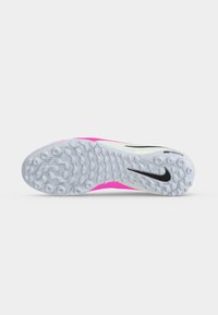 Εξωτερική σόλα παπουτσιού Nike React με εξαγωνικά και κυκλικά σχέδια πρόσφυσης, μαύρο λογότυπο Nike και ορατό ροζ επάνω άκρο.