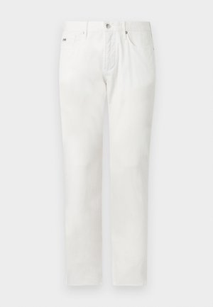 Weiße Jeans mit geradem Bein, vorn mit Knopf- und Reißverschluss, Gürtelschlaufen und Gesäßtaschen, vor einem einfachen Hintergrund dargestellt.