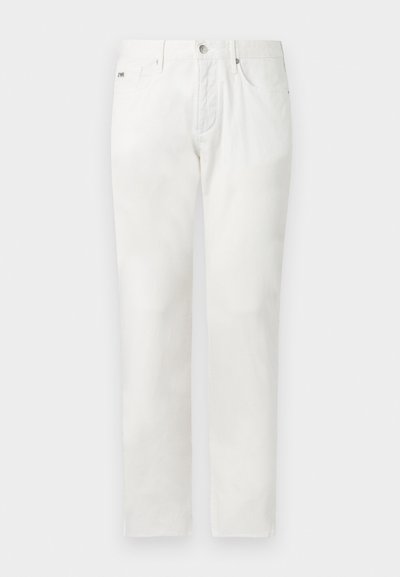 Άσπρο τζιν με ίσια μπατζάκια, κλείσιμο με κουμπί και φερμουάρ μπροστά, θηλιές για ζώνη και μπροστινές τσέπες, εμφανιζόμενο σε απλό φόντο.