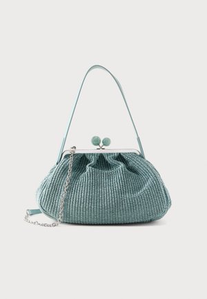 Piccola borsa a mano azzurro chiaro con texture, forma arrotondata, chiusura con telaio metallico, manico superiore e tracolla a catena argentata rimovibile.