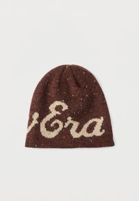 Ciemnobrązowa dziergana czapka z kremowym napisem "Era." Materiał ma drobne kolorowe wtrącenia i prążkowaną fakturę u dołu.
