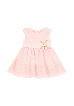 Robe bébé rose pâle sans manches avec des épaules à volants, un ourlet de jupe brodé et un ruban vert orné de deux petites cerises en tissu rose.