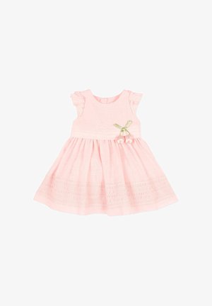 Robe bébé rose pâle sans manches avec des épaules à volants, un ourlet de jupe brodé et un ruban vert orné de deux petites cerises en tissu rose.