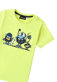 Camiseta de algodón de color amarillo brillante que presenta tres personajes de dibujos animados en poses juguetonas, con acentos en negro y gorras azules. El diseño gráfico incluye un monopatín.