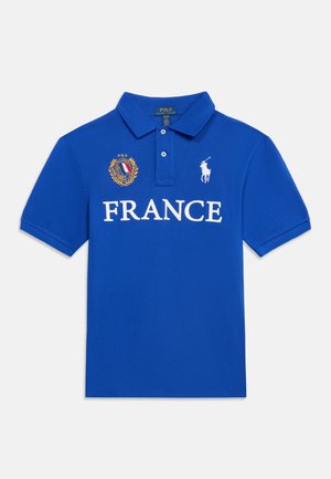 Blauw poloshirt met witte tekst "FRANCE", Frans vlagwapen op de linkerborst en wit Polo Ralph Lauren paardlogo op de rechterborst.