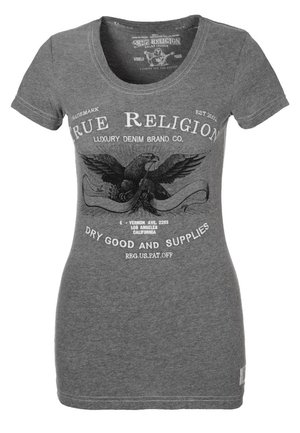 Dopasowana szara koszulka z napisem „True Religion Luxury Denim Brand Co.” i grafiką orła trzymającego transparent na przodzie.