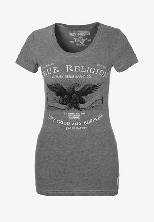 Dopasowana szara koszulka z napisem „True Religion Luxury Denim Brand Co.” i grafiką orła trzymającego transparent na przodzie.