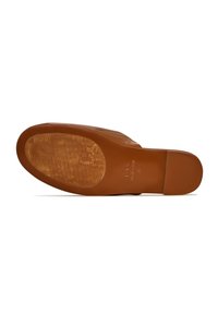 Suola di una scarpa slip-on marrone con texture rigata e bordi lisci, caratterizzata da un'impronta circolare e un logo di marca chiaro.