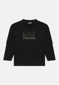 Svart langermet skjorte med lagdelt utseende og "EA7 Emporio Armani"-logo trykt i grått på midten foran.