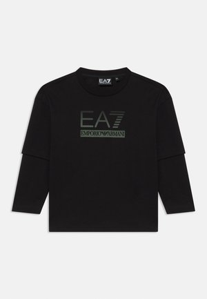 Schwarzes Langarmshirt im Lagenlook mit dem in Grau auf der Vorderseite mittig aufgedruckten "EA7 Emporio Armani" Logo.