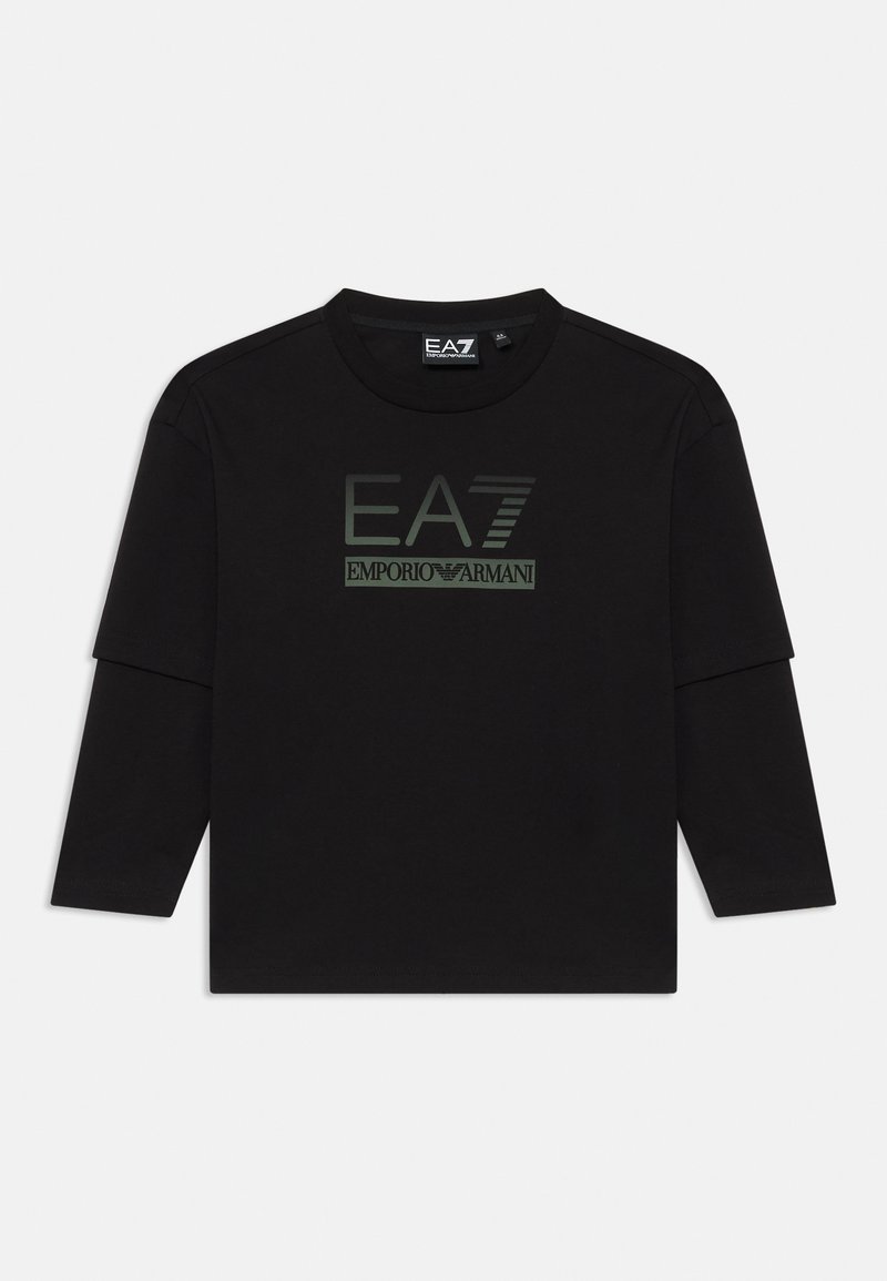 Juodas ilgomis rankovėmis sluoksniuotas marškinėliai su "EA7 Emporio Armani" logotipu, atspausdintu pilka spalva priekyje, centre.