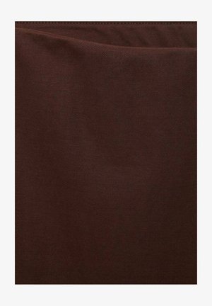 Mørkebrunt stof, glat tekstur, let skinnende finish, ingen synlige mønstre eller accenter, har et rent og enkelt design.