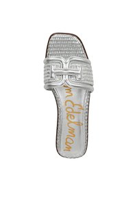 Infradito argento con una fascetta testurizzata e una fibbia a forma di H, suola marrone e nome del marchio stampato in oro sulla soletta.