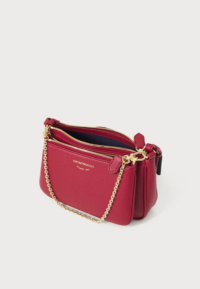 Emporio Armani DEA CERVO MULTIPOCKET SET - Kabelka - vino/tempesta