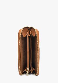 Hnědá kožená peněženka s zipovým uzávěrem, obsahující více přihrádek a hladký povrch, zdobená zlatým kováním.