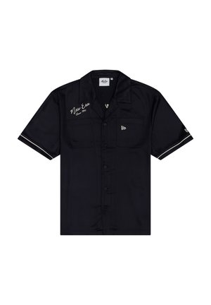 Camisa negra de manga corta con botones, dos bolsillos en el pecho, texto blanco "New Era Since 1920" en el lado izquierdo del pecho y ribete blanco en las mangas.